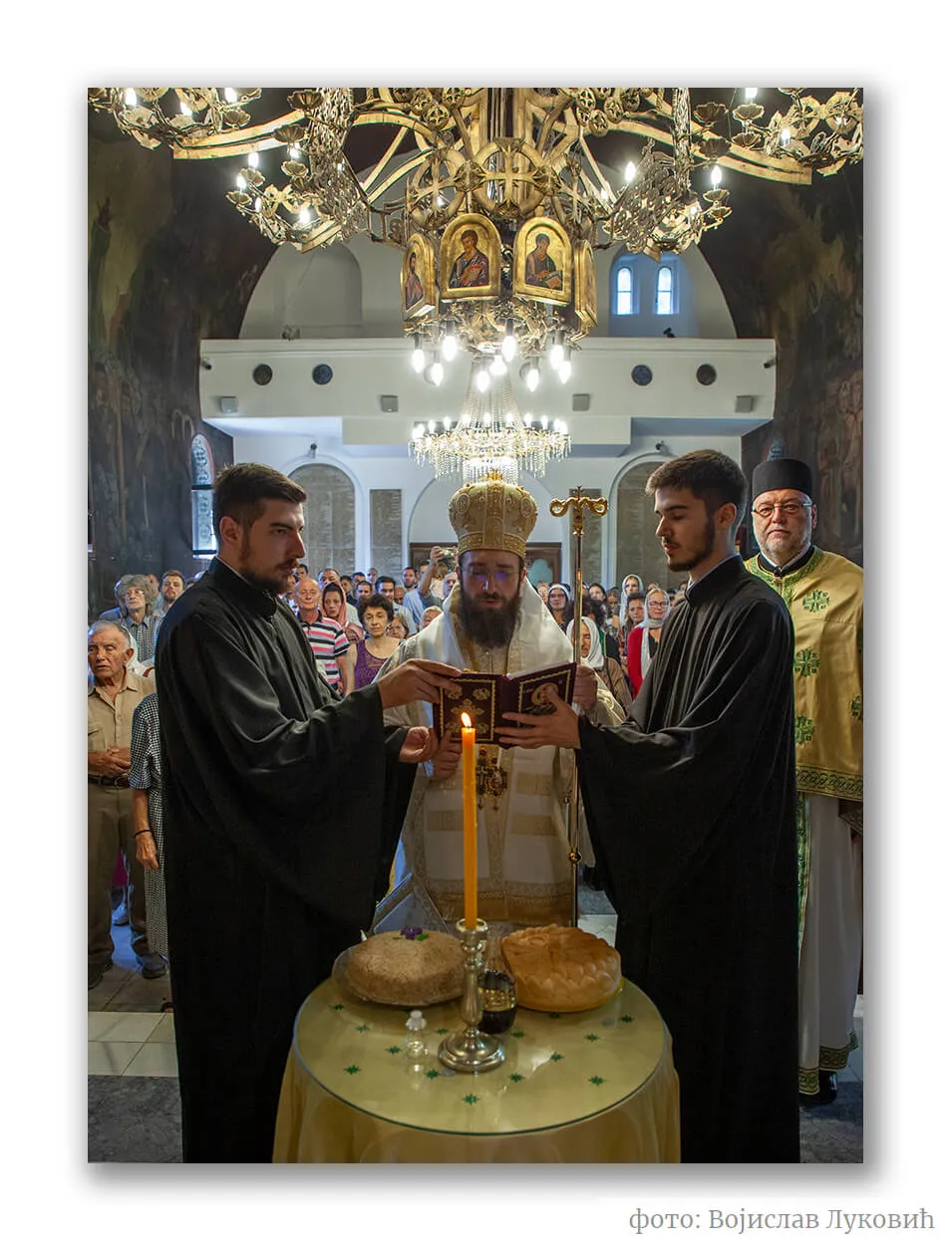 Архијерејска служба у храму